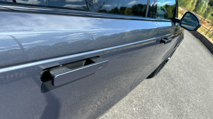 Land Rover Range Rover Velar 3.0 D300 MHEV Belgravia Edition 5dr Auto Diesel Estate - Image 29